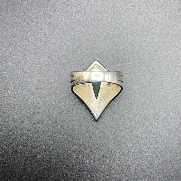 Sterling Silver Pointer Ring with Emerald Green Stone - Picture 11 of 16